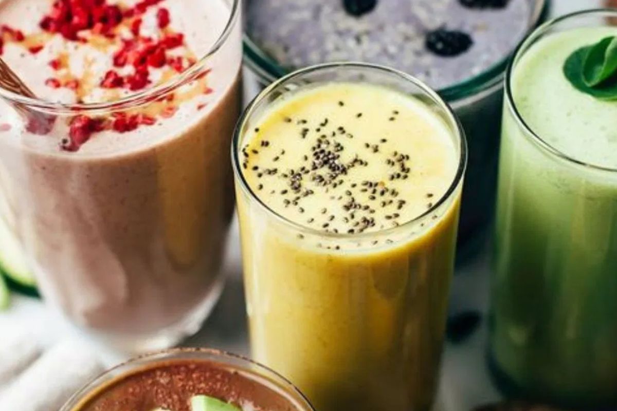 স্মুদি: অল্প সময়েই তৈরি করা যায়, তাই অনেকেই ব্রেকফাস্টে ঝটপট বিভিন্ন ফল, দুধ, দই ব্যবহার করে স্মুদি বানিয়ে ফেলেন। তবে জানেন কি, ওজন কমানোর সময় স্মুদি খাওয়া উচিৎ নয়। এতে প্রচুর পরিমাণে চিনি থাকে। যদিও প্রোটিন যোগ করলে ভারসাম্য ফিরে আসে।    
